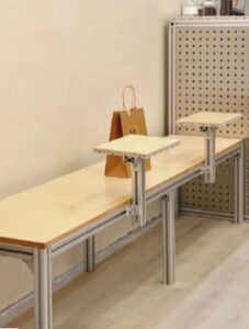 Detalle de mobiliario comercial en aluminio NLX